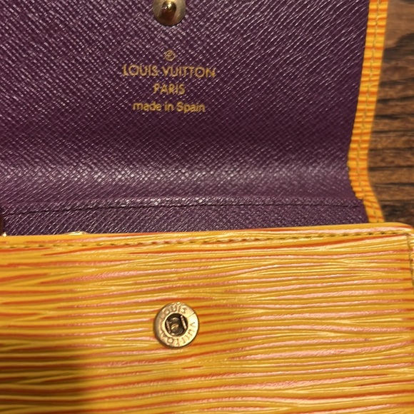 Louis Vuitton 1996 Epi Leather 6 Key Holder Wallet - Picture 11 of 16